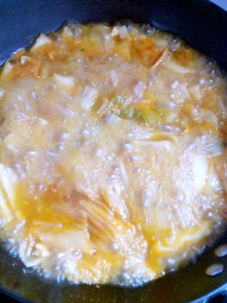 泡菜蘑菇豆腐汤,汤煮开后，再煮10分钟左右，可以用盐调味，加味精出锅。