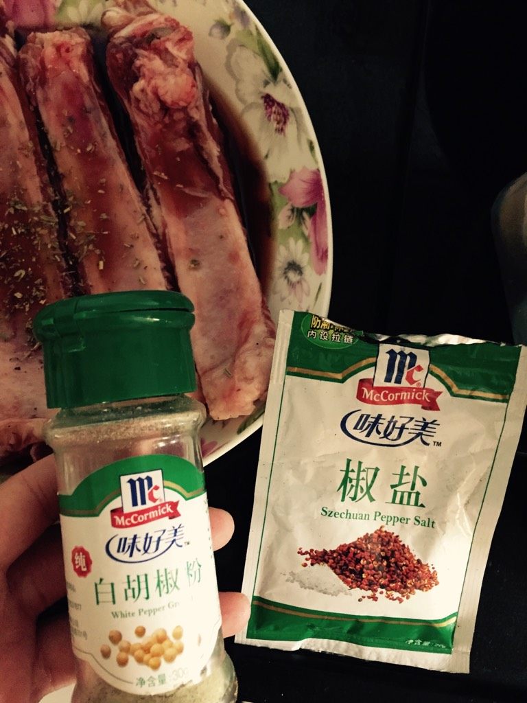 叉烧排骨,洒上胡椒粉和<a style='color:red;display:inline-block;' href='/shicai/ 704'>椒盐</a>，盖上保鲜膜放入冰箱冷藏过夜