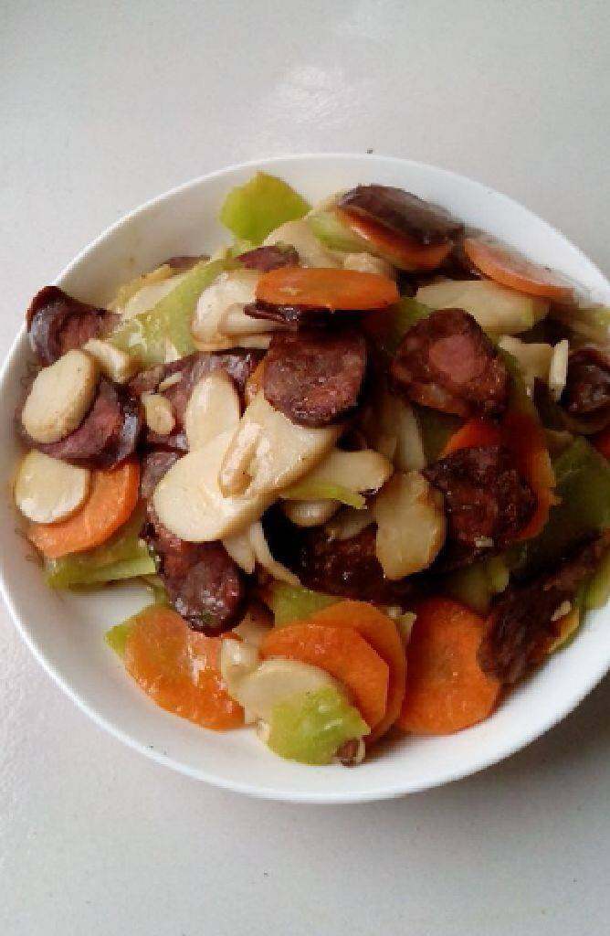 腊肉炒杏鲍菇,锅里放油烧热，葱花炝锅，放腊肠煸炒出油，放<a style='color:red;display:inline-block;' href='/shicai/ 238'>杏鲍菇</a>，胡罗卜片进去煸炒一分钟，最后放笋进去，撒盐，翻炒几下，添少许水进去，撒少许<a style='color:red;display:inline-block;' href='/shicai/ 756'>鸡精</a>，盖盖烧两分钟，关火盛盘即可！