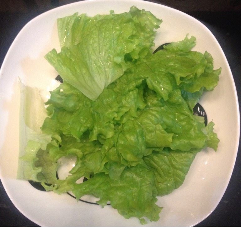 京酱肉丝,<a style='color:red;display:inline-block;' href='/shicai/ 121'>生菜</a>洗净，撕小块