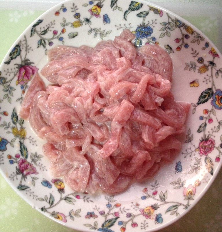 京酱肉丝,<a style='color:red;display:inline-block;' href='/shicai/ 4430'>里脊肉</a>切条，加入淀粉、<a style='color:red;display:inline-block;' href='/shicai/ 756'>鸡精</a>、盐、<a style='color:red;display:inline-block;' href='/shicai/ 720'>胡椒粉</a>、少许水拌匀