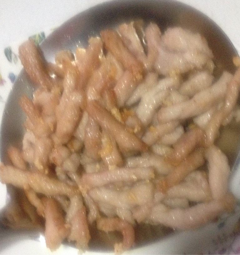 京酱肉丝,将肉倒入油锅中炸一下，炸散即可，捞出沥油