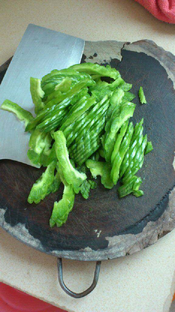 苦瓜黄鱼汤,<a style='color:red;display:inline-block;' href='/shicai/ 55'>苦瓜</a>切片