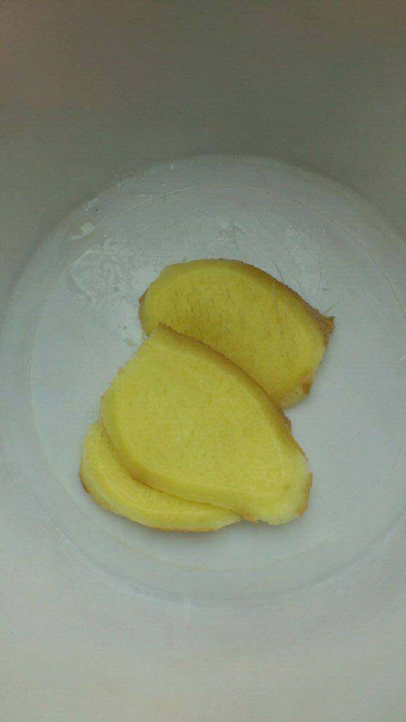 苦瓜黄鱼汤,姜片