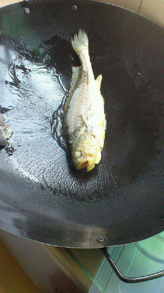 苦瓜黄鱼汤,坐锅热油下鱼两面煎一下