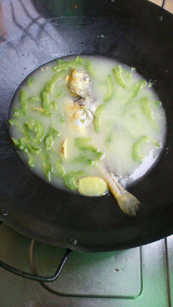 苦瓜黄鱼汤,汤烧开后转中小火继续煮2-3分钟