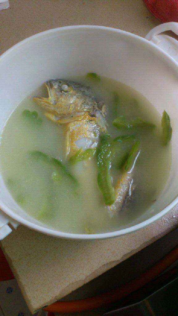 苦瓜黄鱼汤,熄火，下一点点盐调味，注意咸淡度，起锅即可