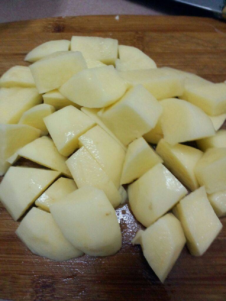 鸭肉焖土豆,<a style='color:red;display:inline-block;' href='/shicai/ 23'>土豆</a>去皮 切块