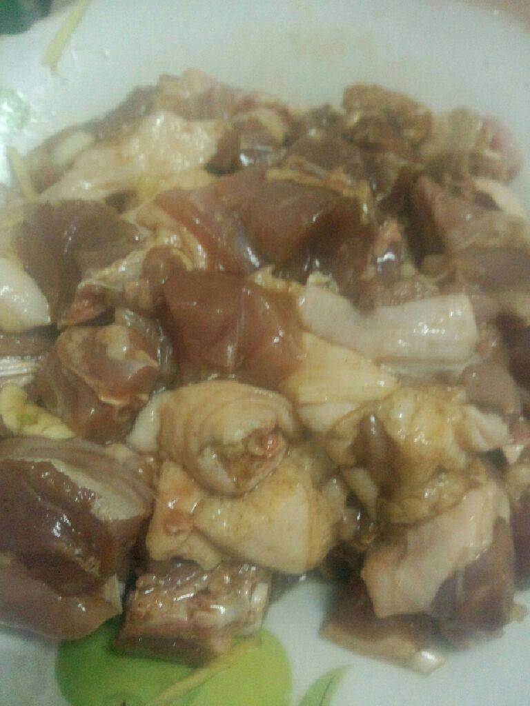 鸭肉焖土豆,鸭肉用盐  <a style='color:red;display:inline-block;' href='/shicai/ 788'>生抽</a> <a style='color:red;display:inline-block;' href='/shicai/ 762'>老抽</a> <a style='color:red;display:inline-block;' href='/shicai/ 134340'>黑胡椒粉</a> 蒜  姜丝腌制半小时