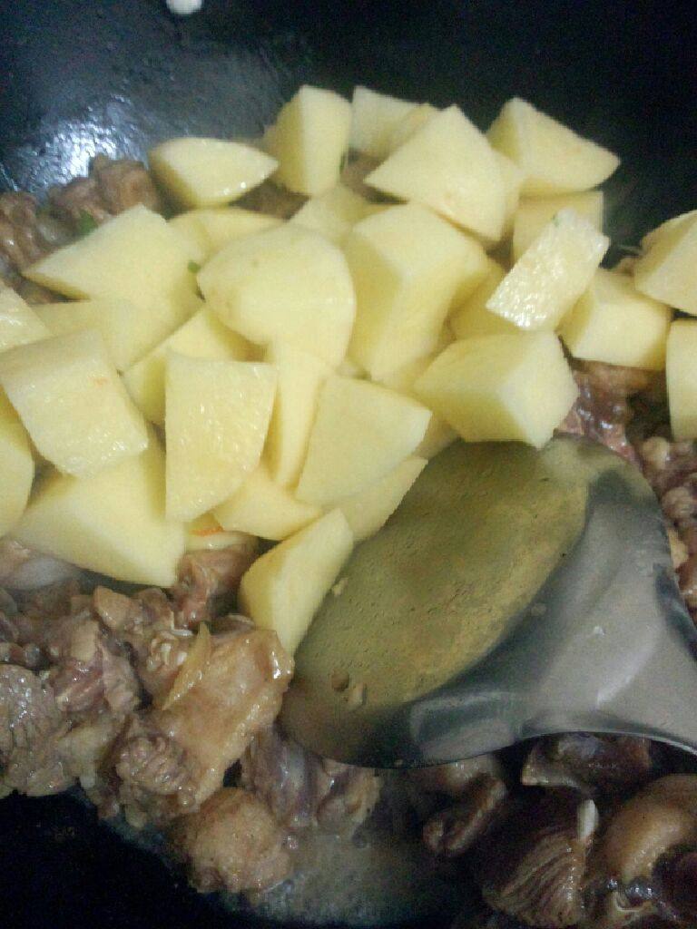 鸭肉焖土豆,在把土豆也放入略炒
