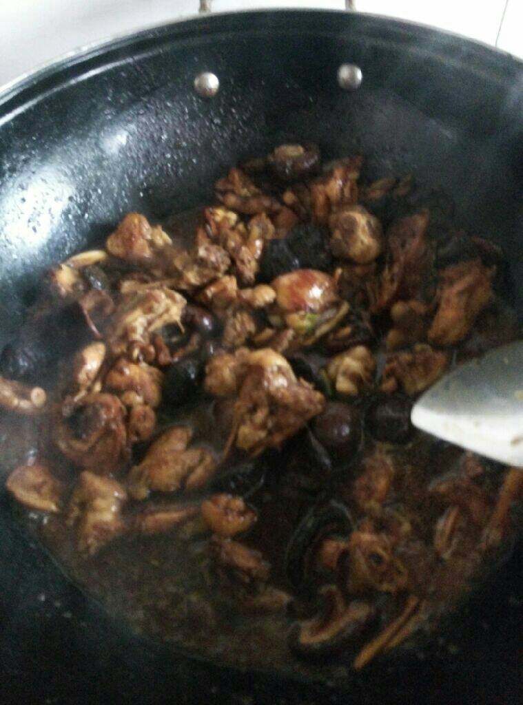土豆粉炖鸡,放入放入泡好的香菇和泡香菇的水
