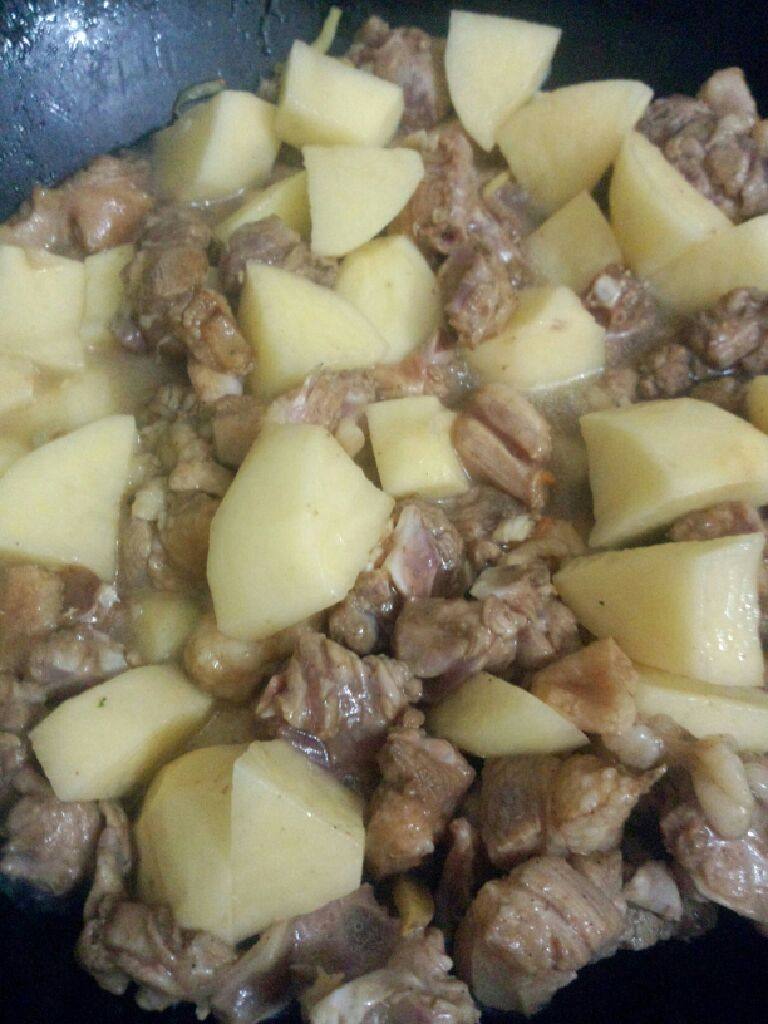 鸭肉焖土豆,在加盐  少许生抽和一碗水大火焖开