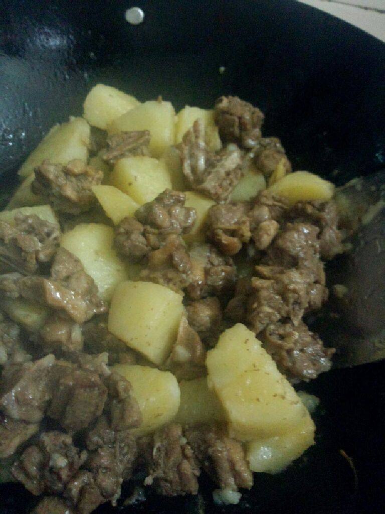 鸭肉焖土豆,焖至汁收干即可关火