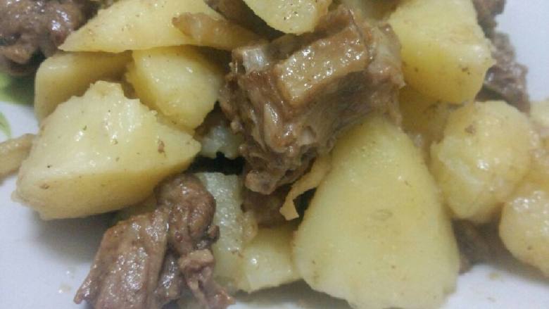 鸭肉焖土豆,盛盘