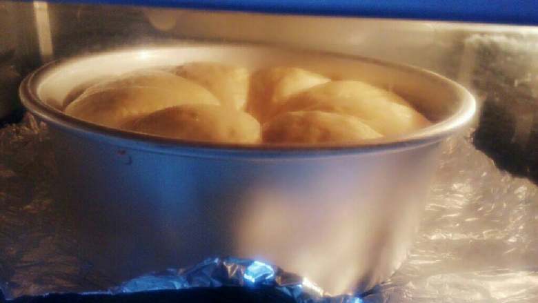 牛奶面包,烤箱预热150度左右,放入面包烘烤。