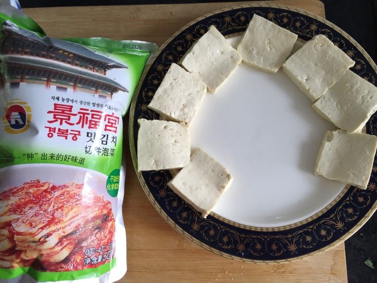 韩式泡菜豆腐,如图<a style='color:red;display:inline-block;' href='/shicai/ 465'>豆腐</a>入开水过一下，然后摆盘备用