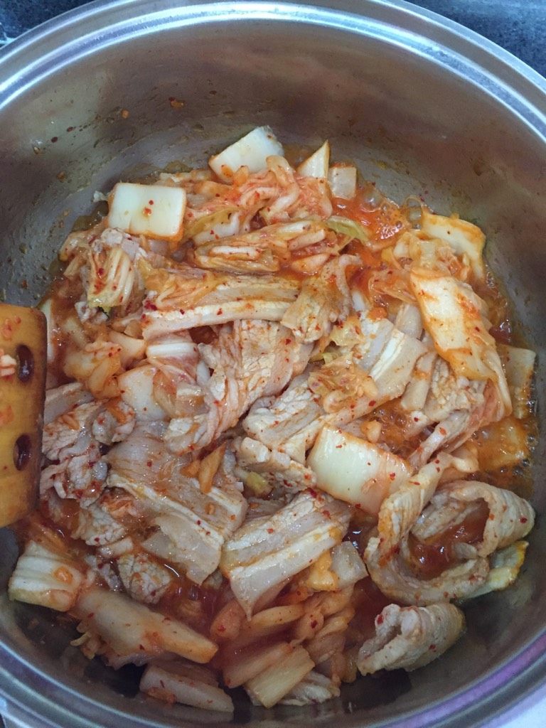 韩式泡菜豆腐,如图加入<a style='color:red;display:inline-block;' href='/shicai/ 2863'>辣白菜</a>继续翻炒即可