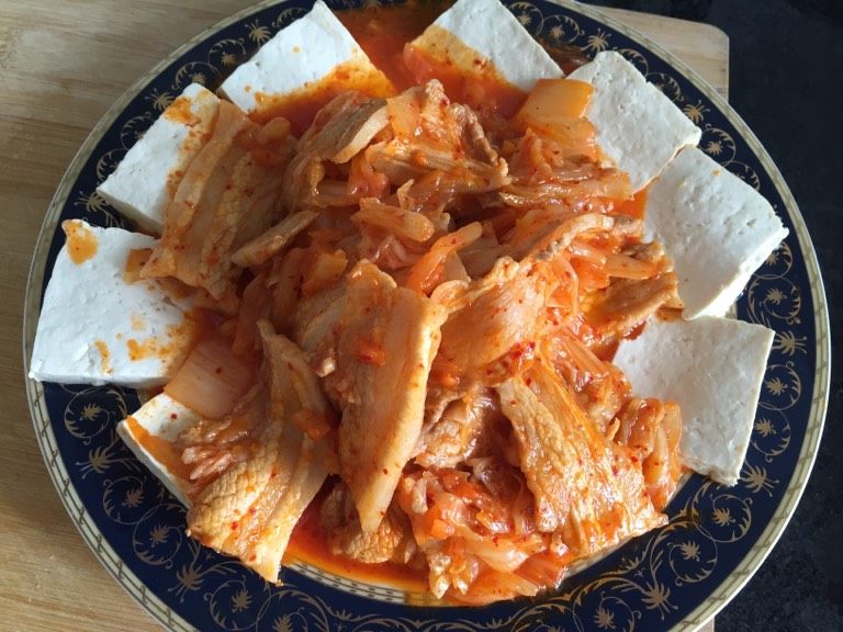 韩式泡菜豆腐,如图装盘上菜