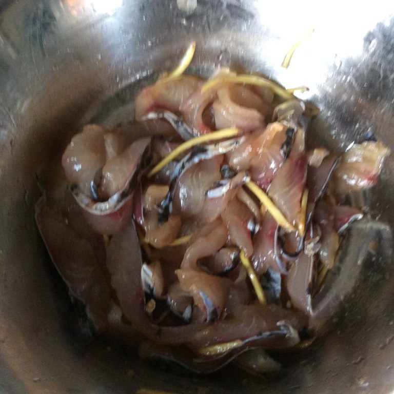 一鱼两食,鱼片落姜丝、盐、糖、胡椒粉、生粉、酱油搅匀