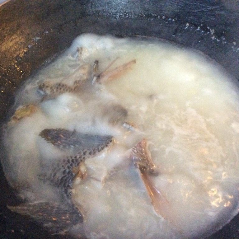 一鱼两食,用盐腌鱼骨10分钟,热锅落油,爆香姜片,放鱼骨,两边煎香,落热水,滚10分钟,雪白的鱼汤就出来了