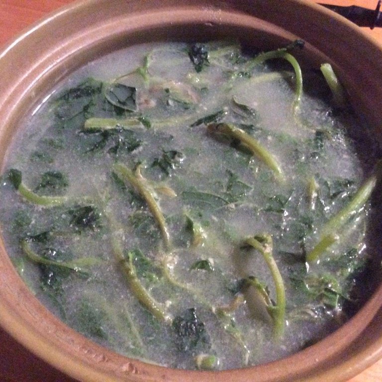 一鱼两食,<a style='color:red;display:inline-block;' href='/shicai/ 95037'>马齿苋菜</a>冼净飞水，鱼汤捞起鱼骨，放<a style='color:red;display:inline-block;' href='/shicai/ 95037'>马齿苋菜</a>，滚5分钟，熄火，落盐，Ok啦。
