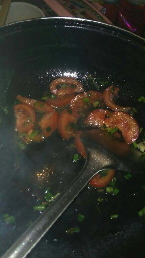 番茄紫菜蛋汤,锅里放少量油，放葱片炒香后加番茄炒出汤后加适量水，放紫菜片煮开