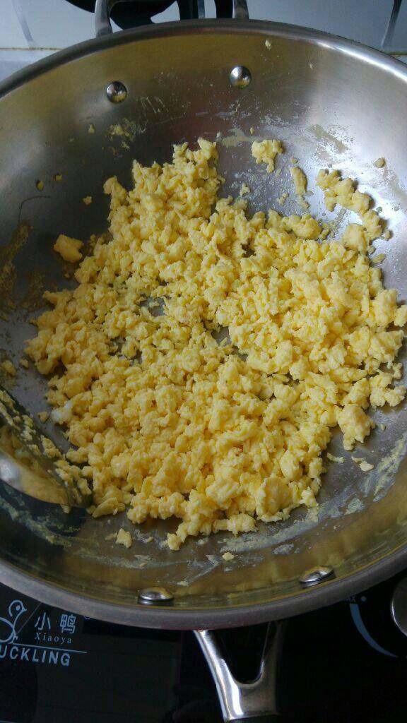 韭菜盒子,用<a style='color:red;display:inline-block;' href='/shicai/ 156925'>水</a>和<a style='color:red;display:inline-block;' href='/shicai/ 519'>面粉</a>和面，像饺子面一样的硬度，和好后醒1小时左右，醒面过程，将<a style='color:red;display:inline-block;' href='/shicai/ 116'>韭菜</a>洗净控<a style='color:red;display:inline-block;' href='/shicai/ 156925'>水</a>，<a style='color:red;display:inline-block;' href='/shicai/ 9'>鸡蛋</a>炒散，凉透