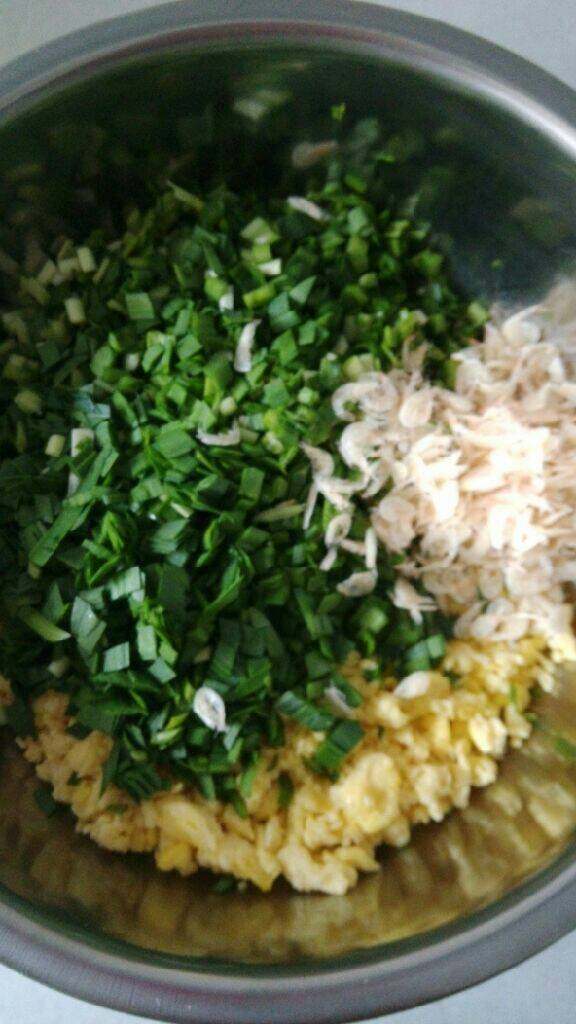 韭菜盒子,将控干的韭菜切碎与鸡蛋<a style='color:red;display:inline-block;' href='/shicai/ 288'>虾皮</a>放同一容器