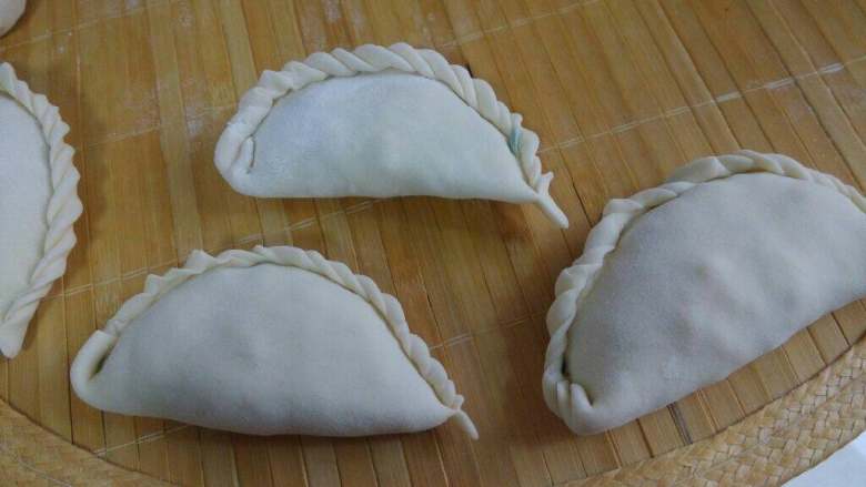 韭菜盒子,将醒好的面擀成剂子包韭菜盒子