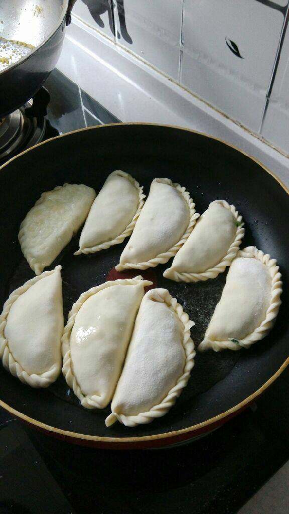 韭菜盒子,锅中放油烙至一面金黄