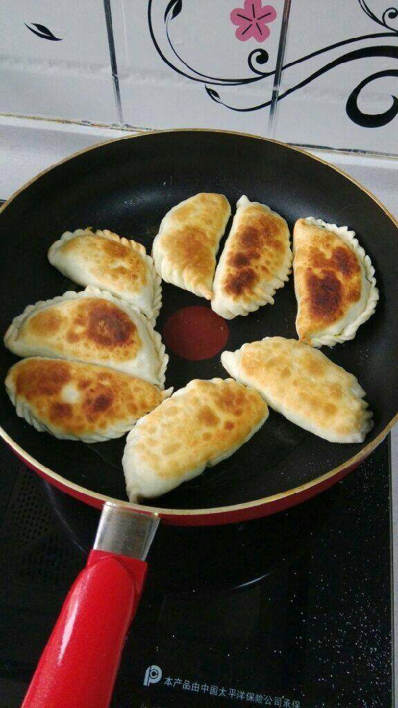 韭菜盒子,翻面，烙熟即可