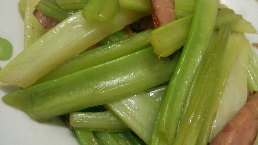 西芹炒醺肉肠
