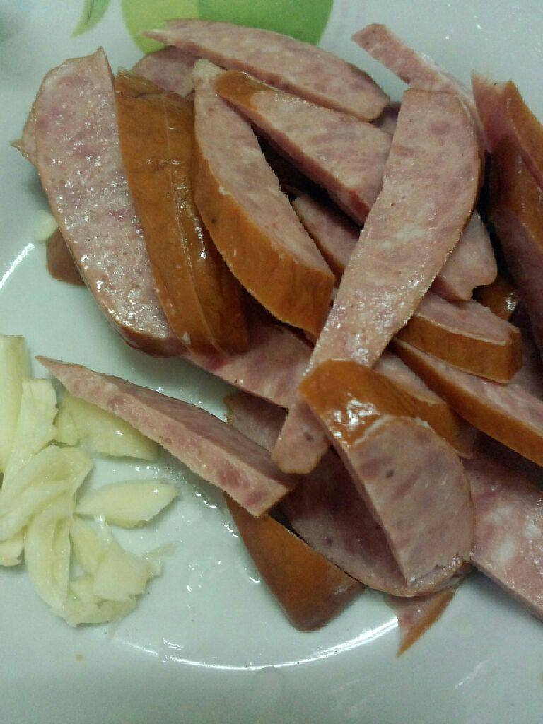西芹炒醺肉肠,醺肉肠切片  蒜拍碎待用
