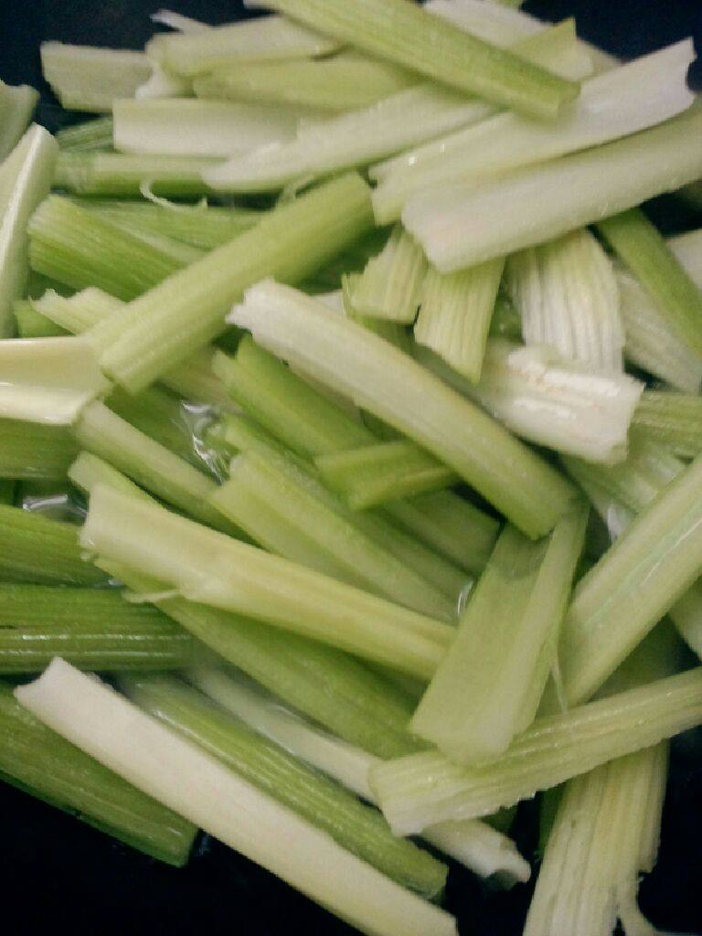 西芹炒醺肉肠,锅加水烧开把西芹放入飞过水