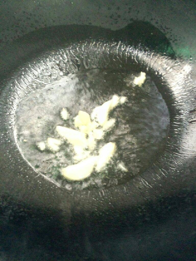 西芹炒醺肉肠,锅加油烧热把蒜放入爆香