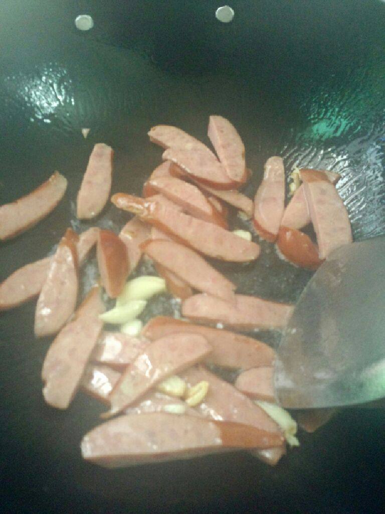 西芹炒醺肉肠,在把肉肠放入略炒一下