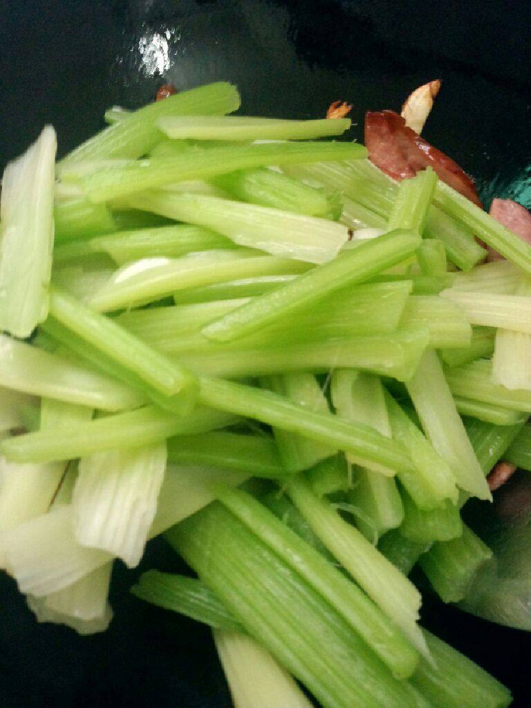 西芹炒醺肉肠,在把西芹也放入炒