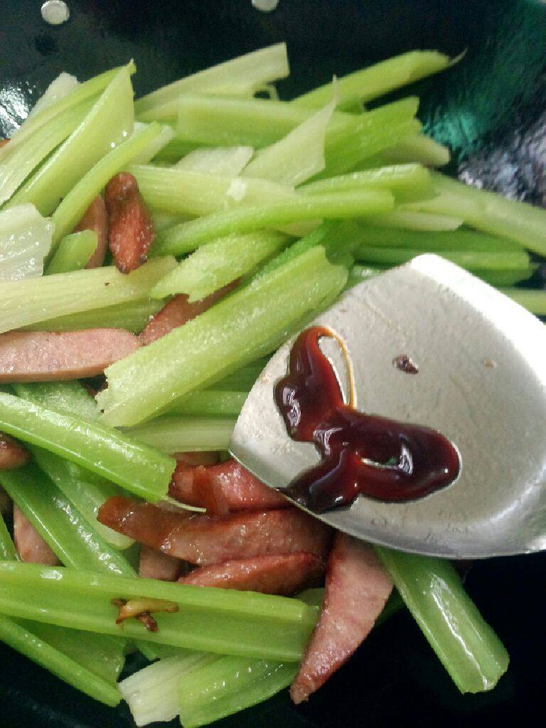 西芹炒醺肉肠,炒至差不多在放盐和<a style='color:red;display:inline-block;' href='/shicai/ 721'>蚝油</a>炒