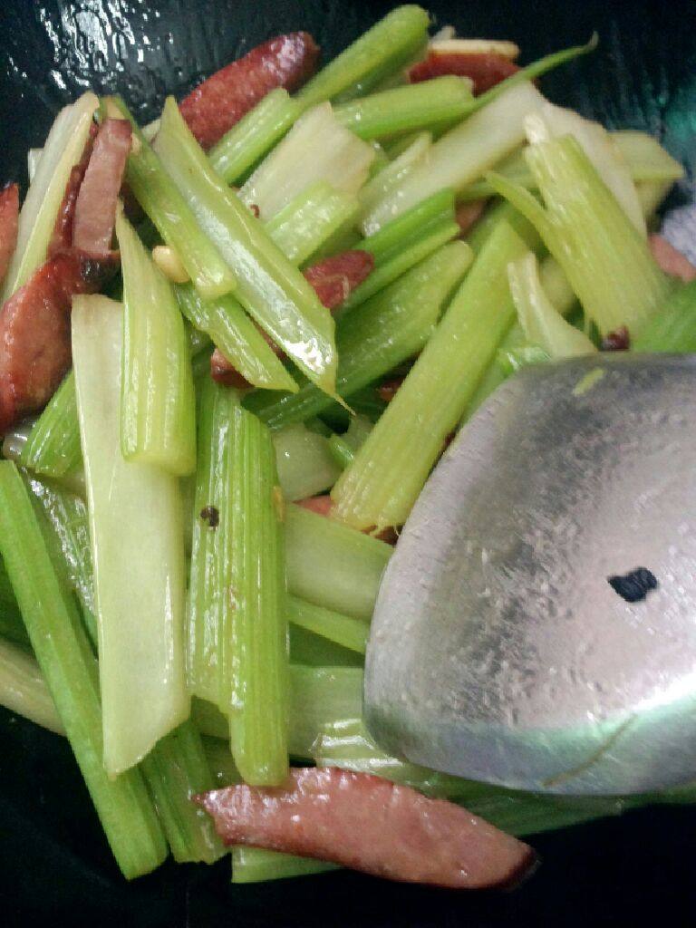 西芹炒醺肉肠,炒均匀即可关火盛
