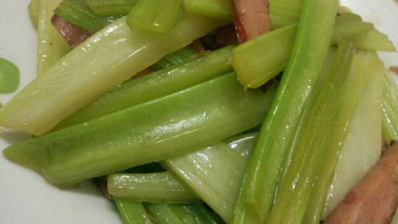 西芹炒醺肉肠,盛盘