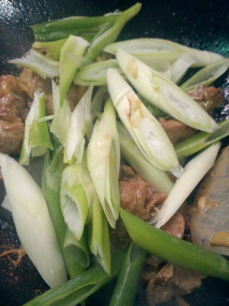 排骨炒大葱,在把大葱放入炒