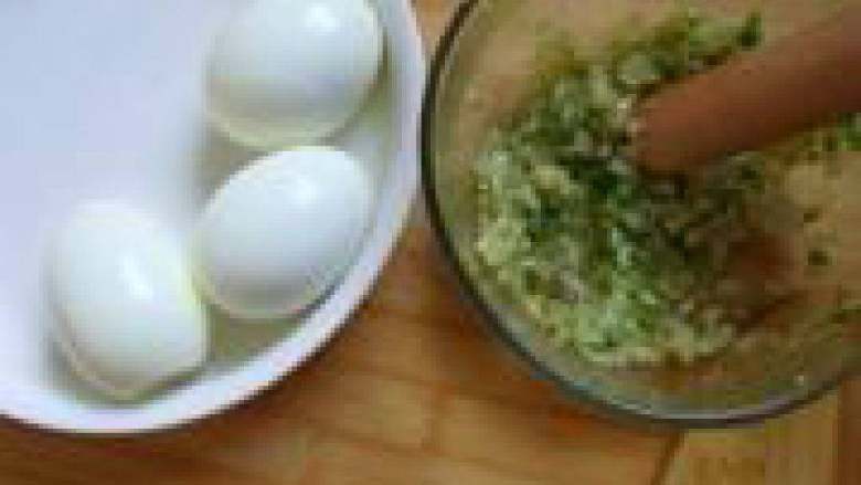 杂拌蛋黄,<a style='color:red;display:inline-block;' href='/shicai/ 9'>鸡蛋</a>煮熟剥壳，蒜和<a style='color:red;display:inline-block;' href='/shicai/ 61'>青椒</a>捣碎成蒜泥，放盐，胡椒粉，<a style='color:red;display:inline-block;' href='/shicai/ 756'>鸡精</a>调味，<a style='color:red;display:inline-block;' href='/shicai/ 847'>香油</a>一点