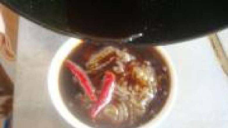 家庭版酸辣粉,倒入碗中,一碗酸辣粉就做好了