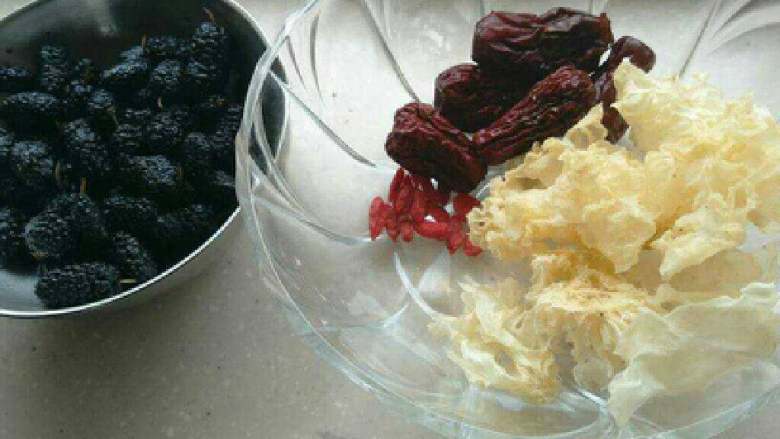 桑葚银耳甜品,准备材料