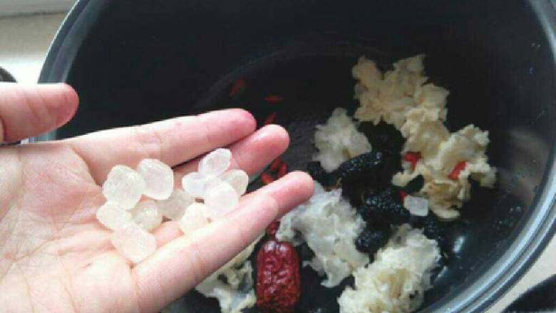 桑葚银耳甜品,所有材料放进电饭锅里，加适量冰糖