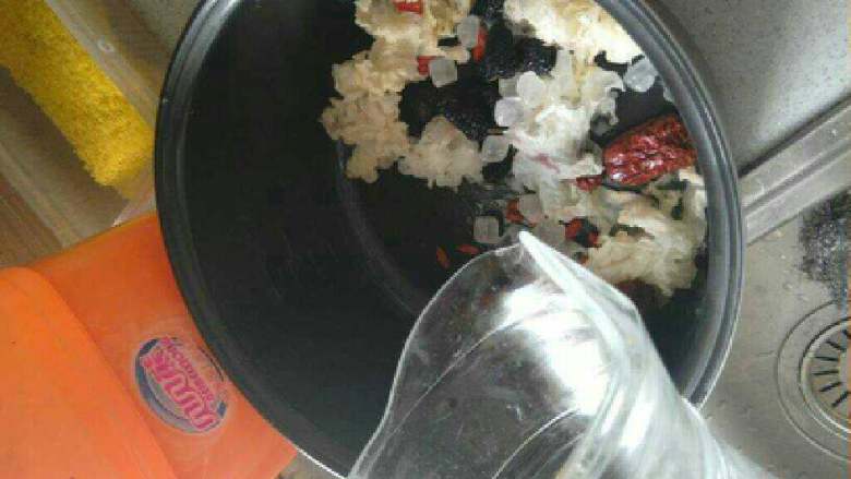 桑葚银耳甜品,加入水