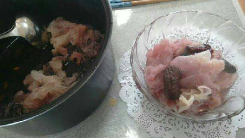 桑葚银耳甜品,装碗
