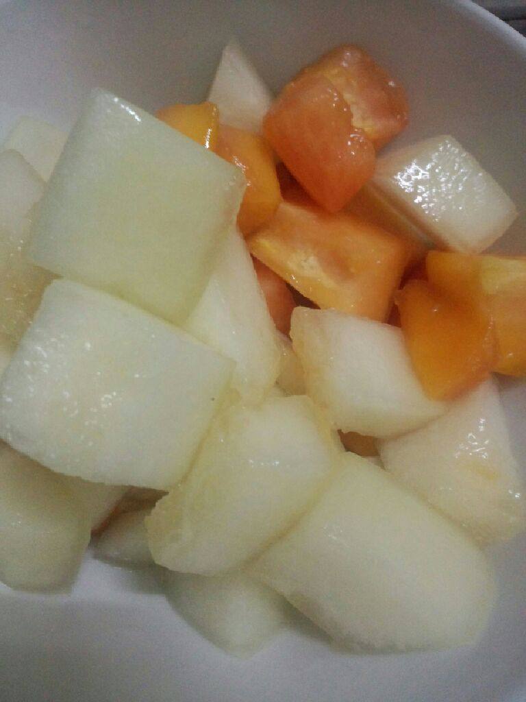 木瓜甜瓜沙拉,拿个大碗把切好的甜瓜和木瓜放入待用