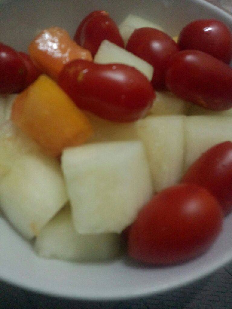 木瓜甜瓜沙拉,<a style='color:red;display:inline-block;' href='/shicai/ 3438'>圣女果</a>洗干净停干水份  放入一起