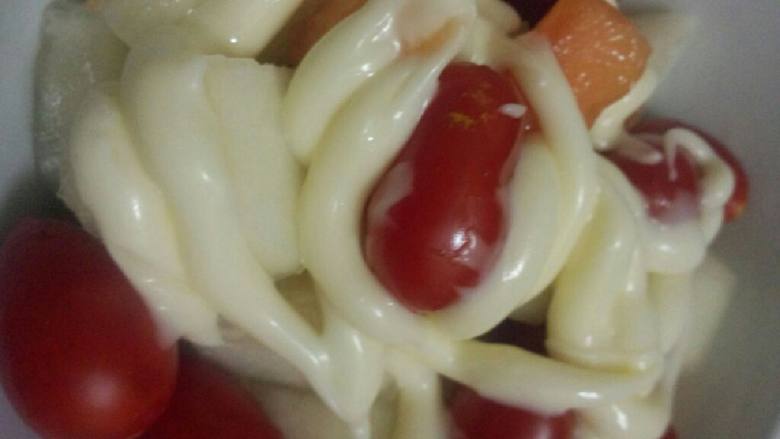 木瓜甜瓜沙拉,在拿出<a style='color:red;display:inline-block;' href='/shicai/ 4260'>沙拉</a>淋在备好的水果面上